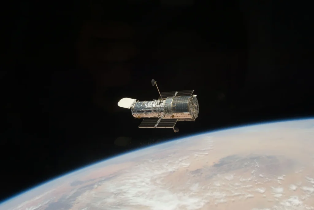 Depois de mais de três décadas em órbita, o Telescópio Espacial Hubble da NASA mostra a sua idade. Esta imagem do Hubble foi tirada por um astronauta a bordo do ônibus espacial Atlantis em 19 de maio de 2009, logo após a conclusão da missão de serviço final do programa do ônibus espacial ao observatório orbital. NASA