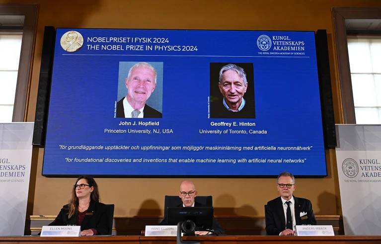 O Prêmio Nobel de Física de 2024 foi concedido a dois nomes que moldaram o campo da inteligência artificial como o conhecemos hoje: John Hopfield e Geoffrey Hinton. Estes dois pesquisadores, que dividirão um prêmio de 11 milhões de coroas suecas, foram reconhecidos por suas contribuições fundamentais para a criação e desenvolvimento de redes neurais artificiais, as estruturas que hoje impulsionam avanços em áreas que vão da ciência de materiais à neurociência.